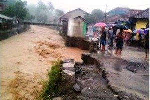 Anak Sungai Srigading meluap